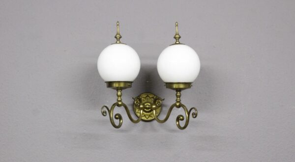 Wunderschöne antike Jugendstil Wandlampe aus Messing mit zauberhaften floralen Verzierungen und zwei edlen weißen Glasschirmen in Kugelform