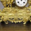 Zauberhafte antike barocke Kaminuhr aus Zink gebaut und vergoldet und mit aufwendigen floralen Ornamenten verziert