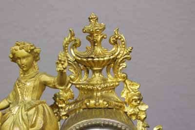 Zauberhafte antike barocke Kaminuhr aus Zink gebaut und vergoldet und mit aufwendigen floralen Ornamenten verziert