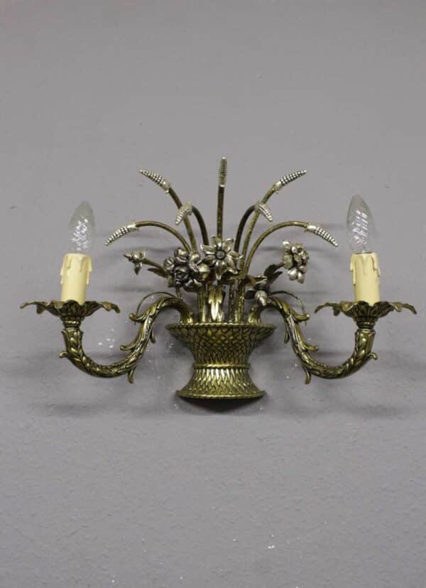 Wunderschöne antike 2 flammige Jugendstil Wandlampe aus Messing mit Verzierungen in Form eines Blumenkorbes mit Ähren
