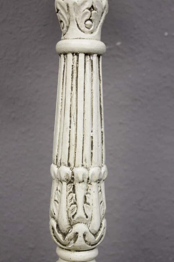 Wunderschöne antike Tischlampe mit fein verzierten Säulenfuß und Stoffschirm mit Schleife