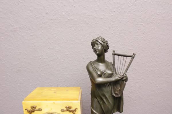 Muse mit Harfe