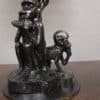 Zauberhafte antike Tischlampe aus Holz geschnitzt zeigt 3 Affen von einem Mosaikschirm beleuchtet