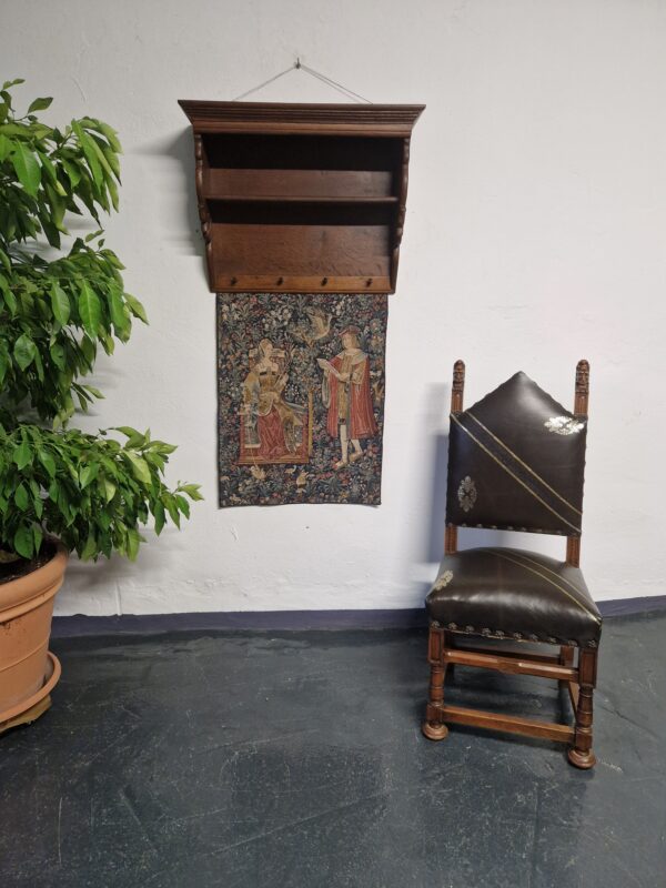 antike Wandgarderobe mit Wandteppich kaufen bei Antik und Stil