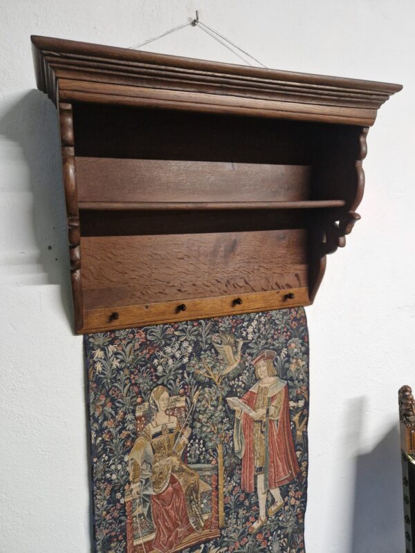 antike Wandgarderobe mit Wandteppich kaufen bei Antik und Stil