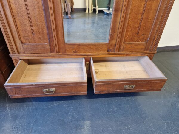 Zum Verkauf kommt ein schöner antiker Kleiderschrank Jugendstil zum Verkauf