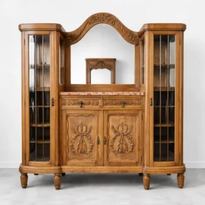 Antike Jugendstil Kredenz um 1900 aus Eichenholz mit Spiegel, Marmorplatte und seitlichen Bleiglas-Vitrinen, frontal aufgenommen vor hellem Hintergrund.