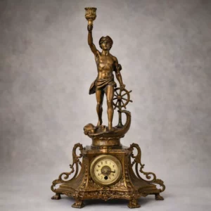 Antike Kaminuhr Figur maritime Pendule frontal mit Seefahrer Figur und Kerzenhalter