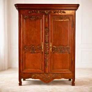 Antiker Kleiderschrank Eiche massiv um 1840 mit floralen Schnitzereien in Frontansicht