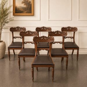Antike Biedermeier Mahagonistühle als exklusives 6er-Set mit kunstvoll geschnitzten Rückenlehnen und neuer Polsterung um 1835.