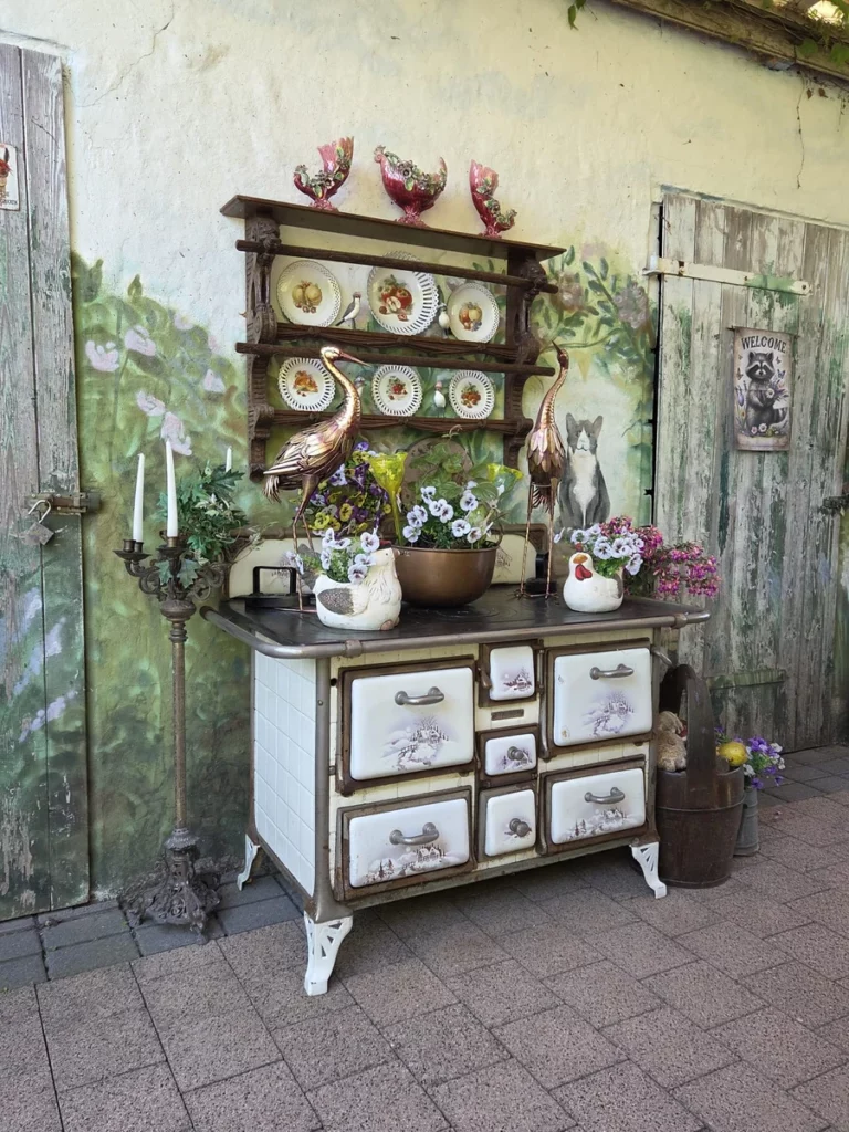 alter Küchenofen mit Dekoration - Outdoor Landhausküche
