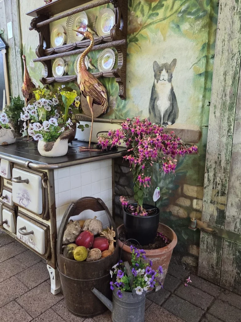 alter Küchenofen, antike Dekoration - wunderschöne Outdoor Landhausküche