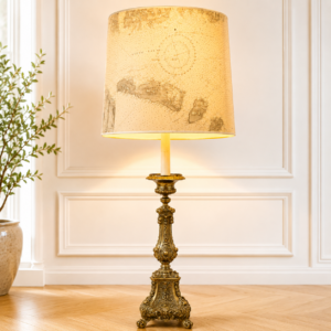 Antike Messing Stehlampe um 1910 mit historischem Kartenschirm im eingeschalteten Zustand