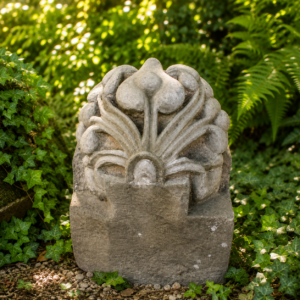 Antike Sandstein Skulptur mit Steinblumen Motiv im Garten