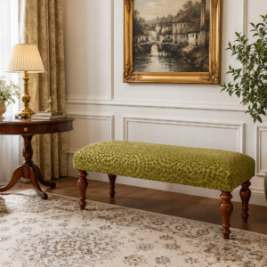 Antike Jugendstil Sitzbank in eleganter Wohnraumgestaltung mit klassischem Interieur