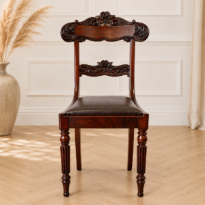 Antiker Mahagoni Stuhl im englischen Regency-Stil mit handgeschnitzter Rückenlehne frontal