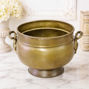 Antiker Messing Übertopf Cachepot mit Griffen und floralen Verzierungen um 1900