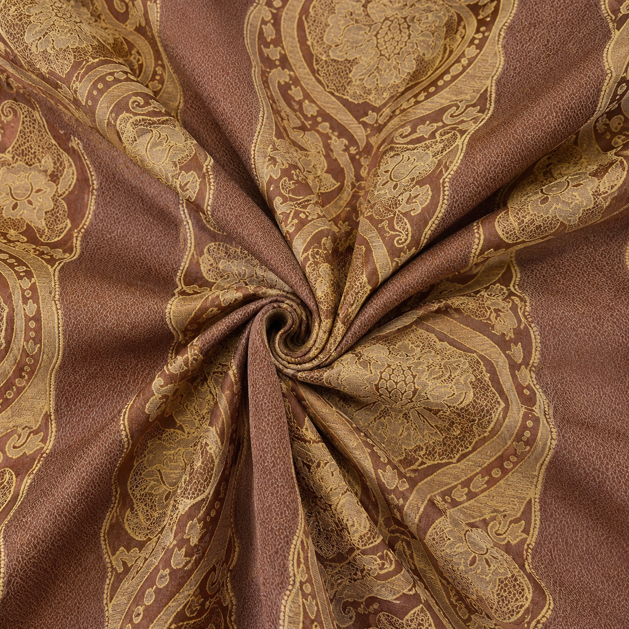 Diagonal dargestellter Barock Stoff mit floralem Goldmuster - Möbelstoff Rotbraun Gold