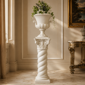 Blumensäule mit Amphore aus Stuck im antiken Stil mit floraler Dekoration