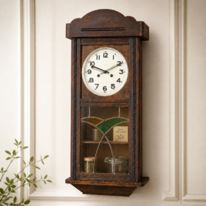 Antikes Regal aus Wanduhr im Wohnambiente Vintage Holz Vitrine