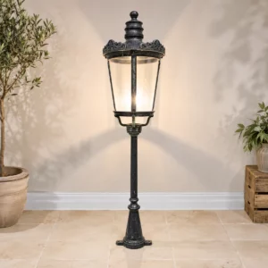 Antike Gartenlaterne aus Metallguss mit warmer Beleuchtung