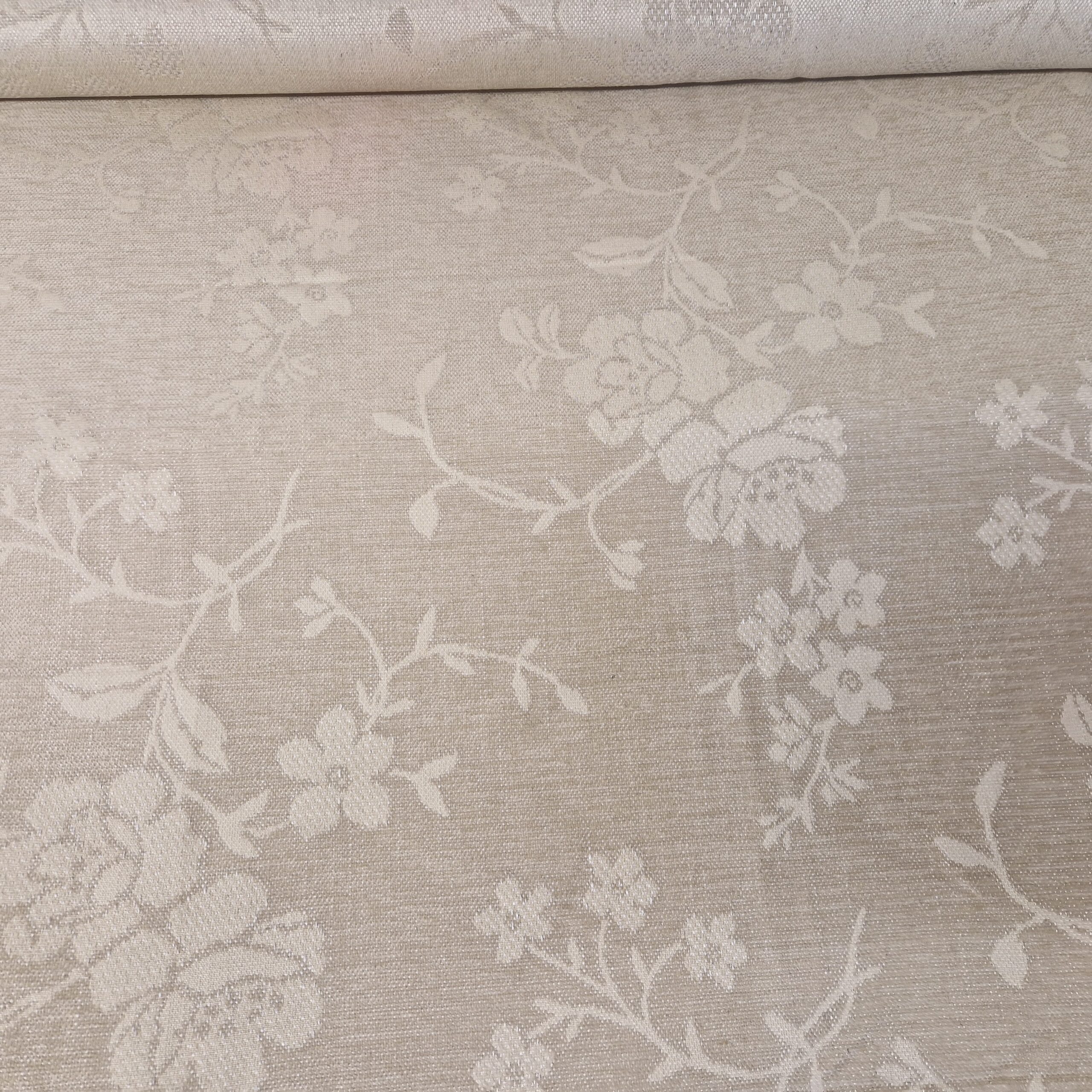 Detailaufnahme eines floralen Chenille Blumenmusters auf Dekostoff