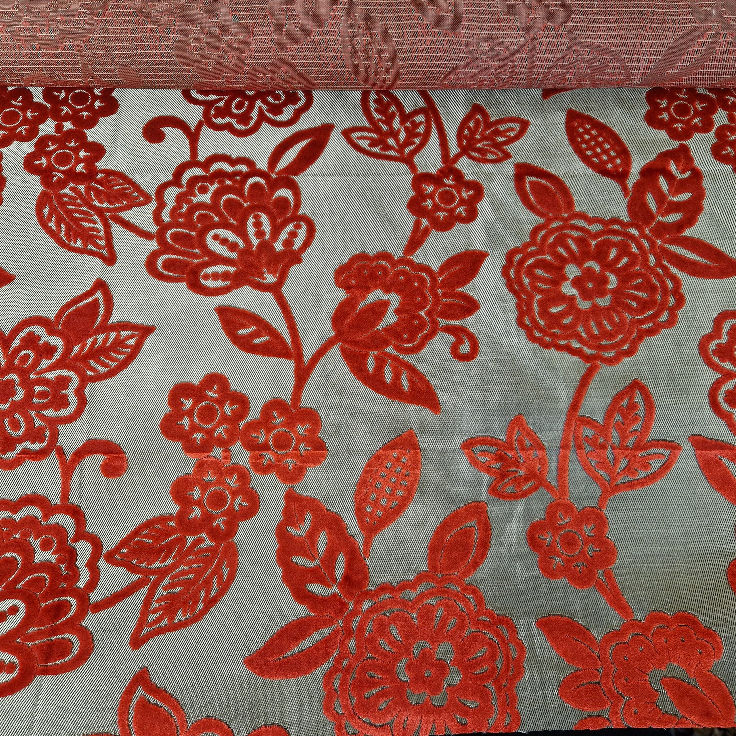Detailaufnahme eines roten Velours Blumenmusters