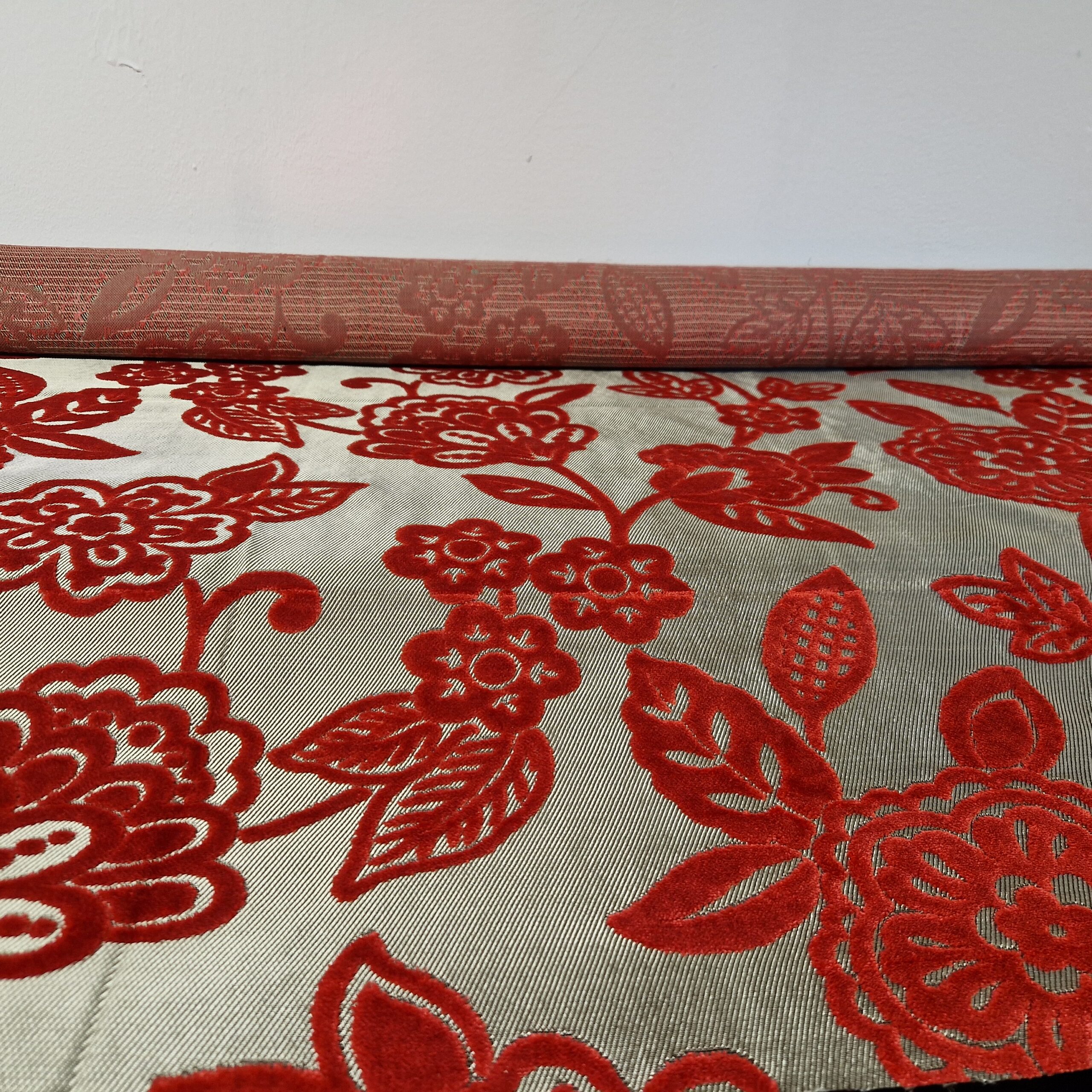 Gerollter Velours Dekostoff mit rotem Blumenmuster