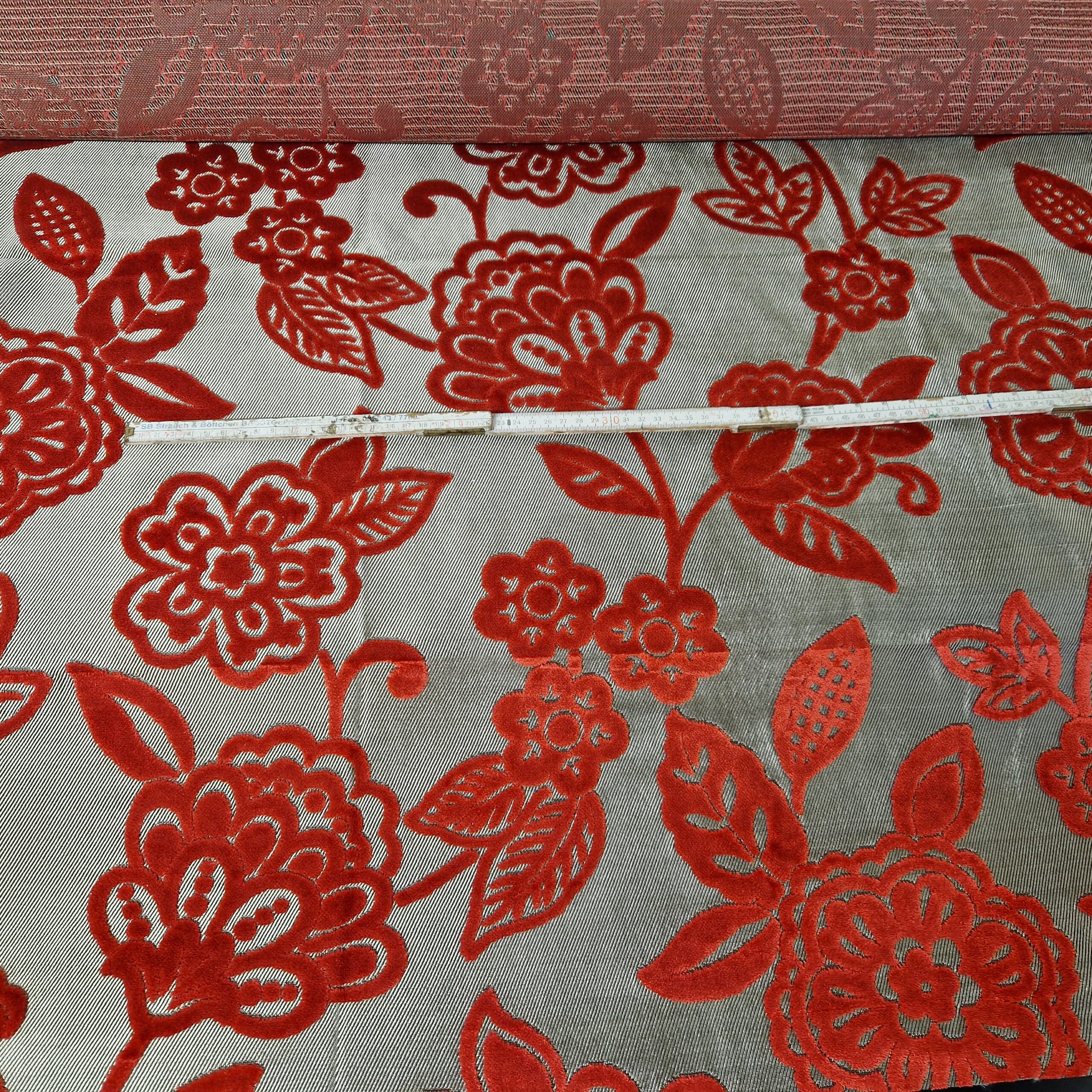 Velours Polsterstoff mit rotem Blumenmuster auf hellem Grund