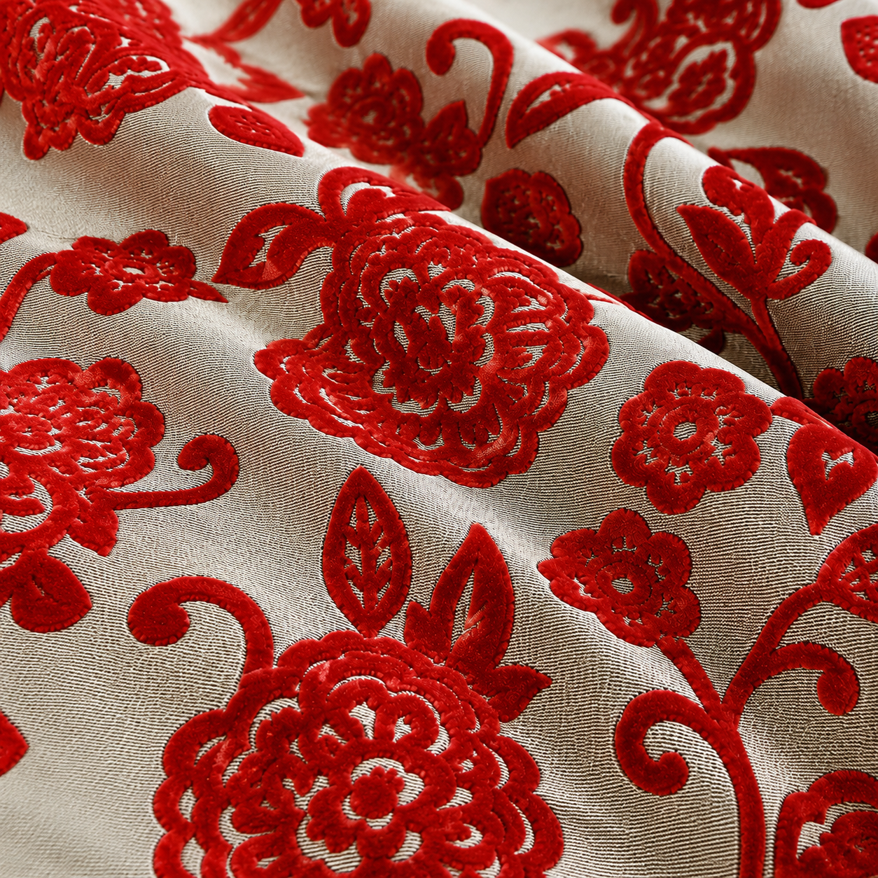 Velours Stoff mit rotem Blumenmuster im weichen Faltenwurf