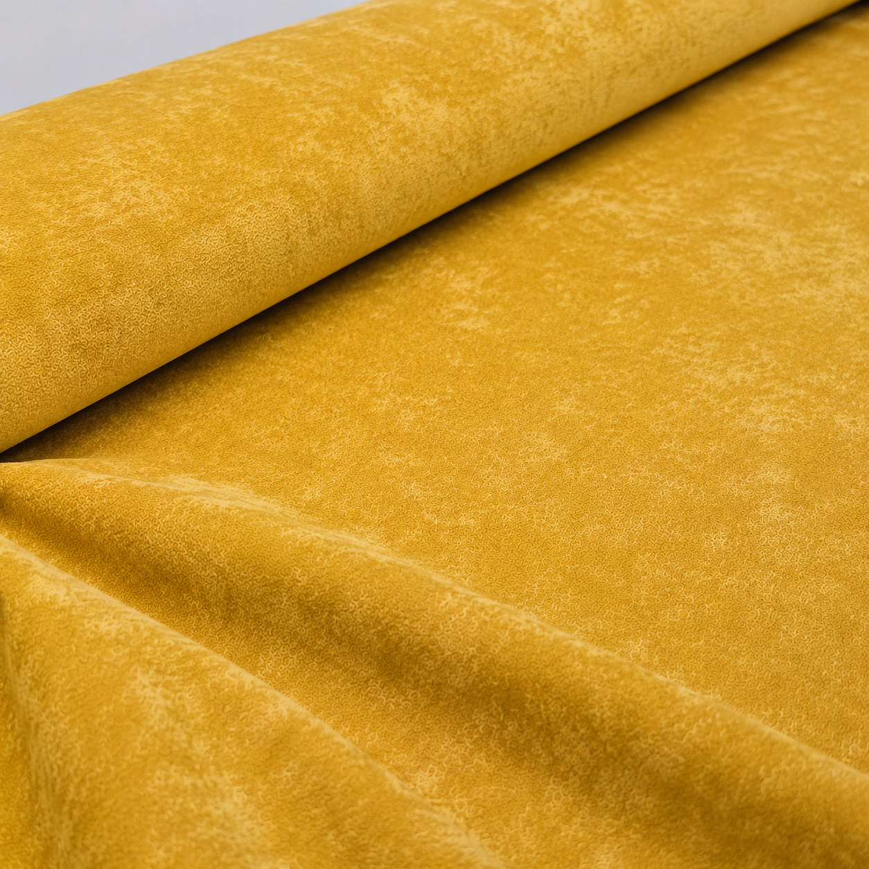 Veloursstoff Ockergelb mit Stoffrolle und elegantem Faltenwurf