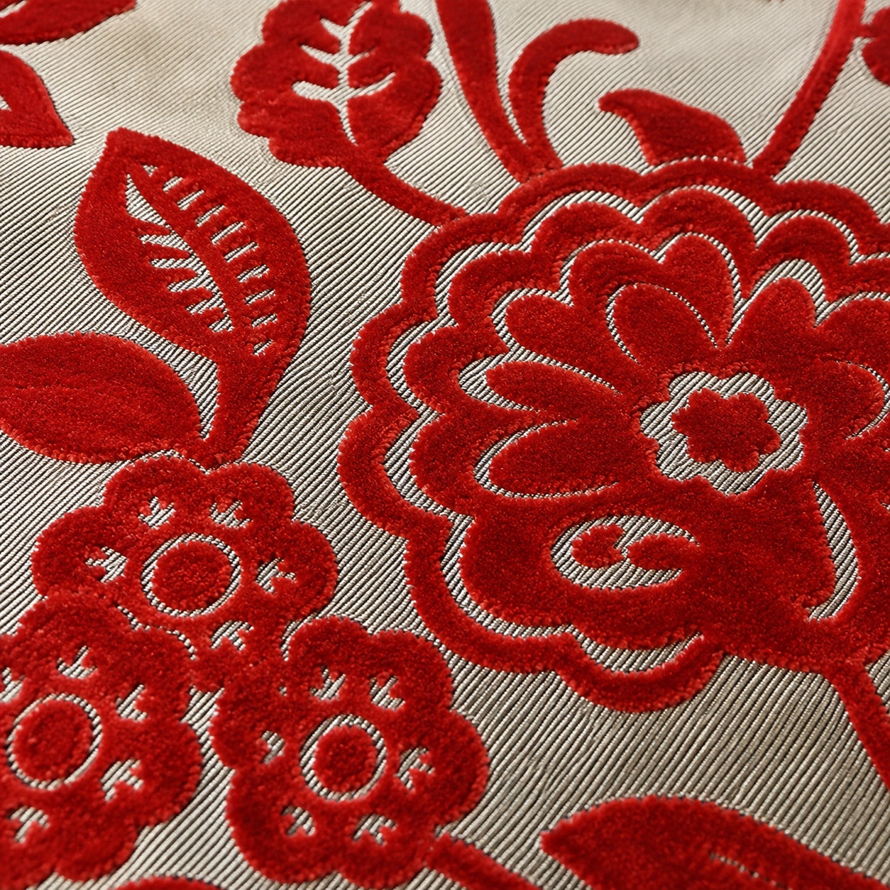 Makroaufnahme von gewebtem Velours mit rotem Blumenmuster