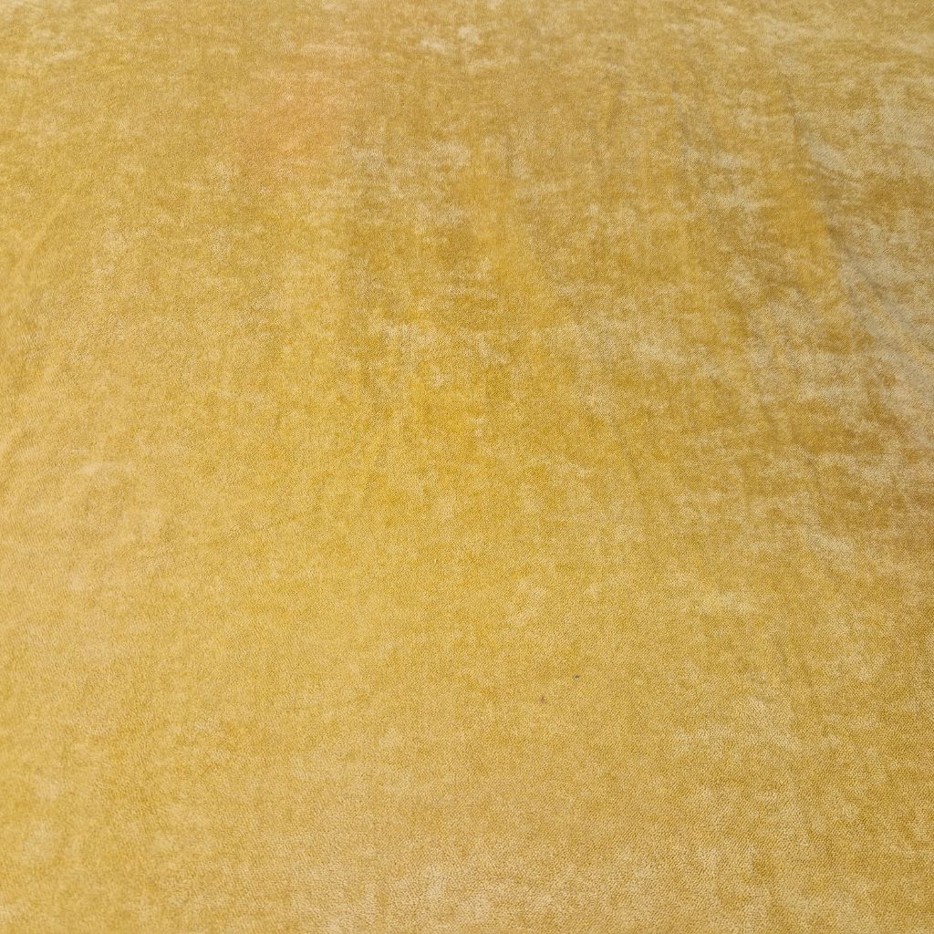 Nahaufnahme von gewebtem Veloursstoff in Sonnengelb und Ockergelb