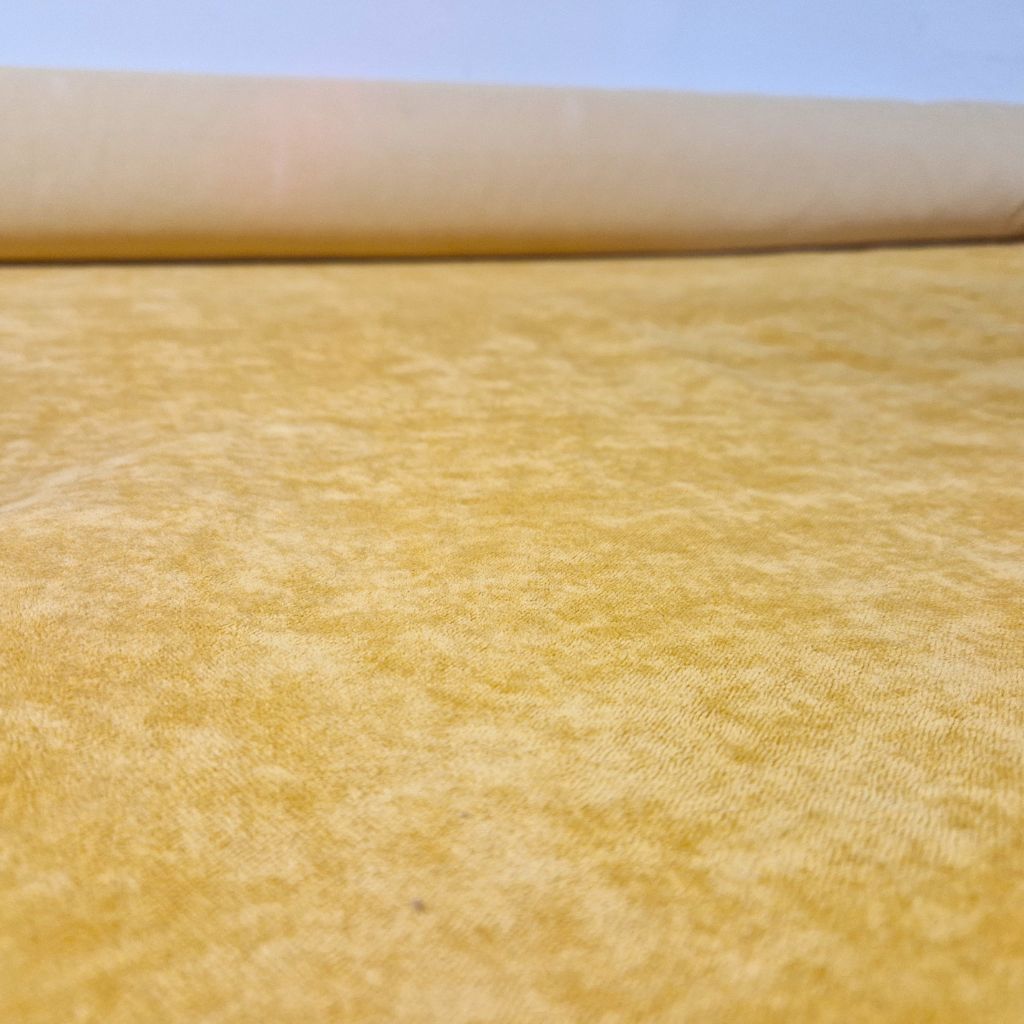 Ockergelber Polsterstoff aus hochwertigem Velours