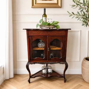 Antike Eckvitrine aus Mahagoni im Louis XV Stil frontal