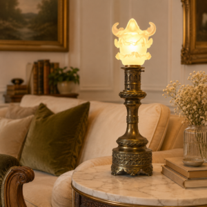 Leuchtende antike Messing Tischlampe mit Opalglas