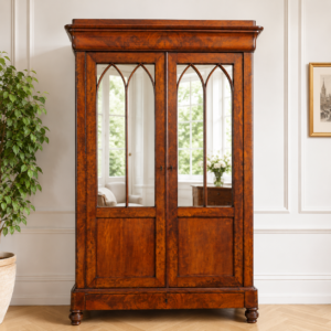 Antiker Kleiderschrank aus Nussbaum um 1850 im Stil der Neogotik mit Spiegelglastüren
