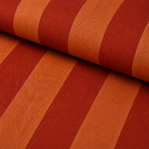 Quadratische Produktaufnahme eines Chenille Möbelstoffes mit Streifen.