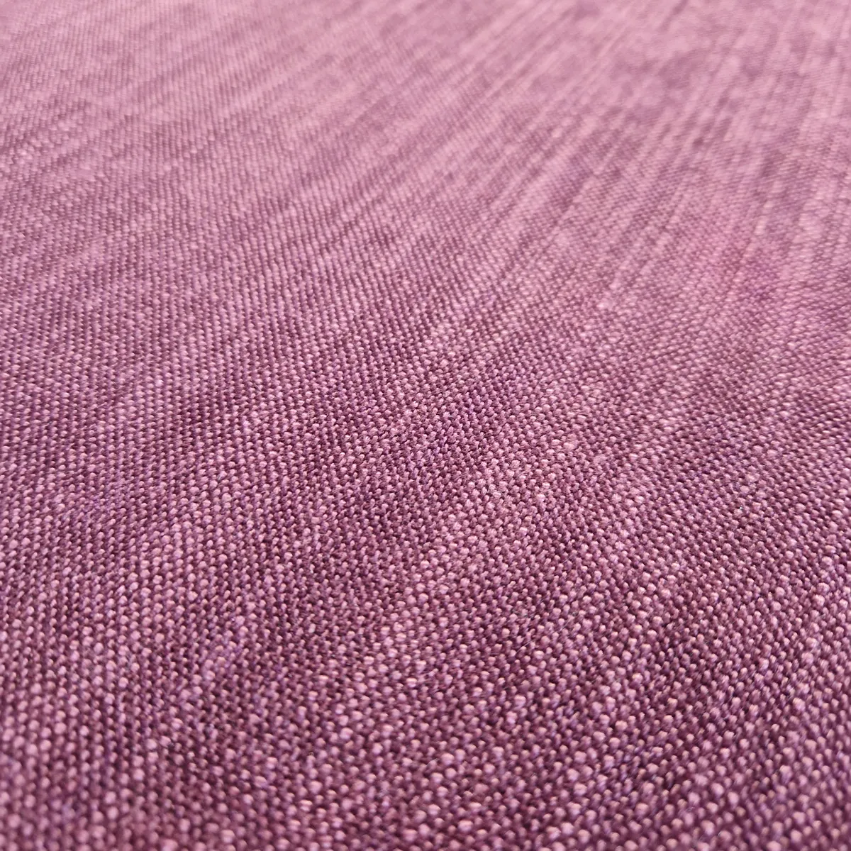 Makroaufnahme hochwertiger englischer Manufakturstoff in Violett