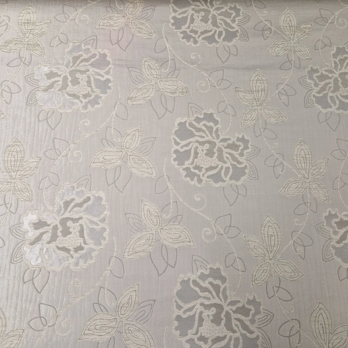 Floraler Möbelstoff aus Chenille und Flachgewebe mit Blumenmuster