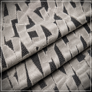 Gefalteter Jacquard Möbelstoff in Silber und Grau mit moderner geometrischer Struktur.