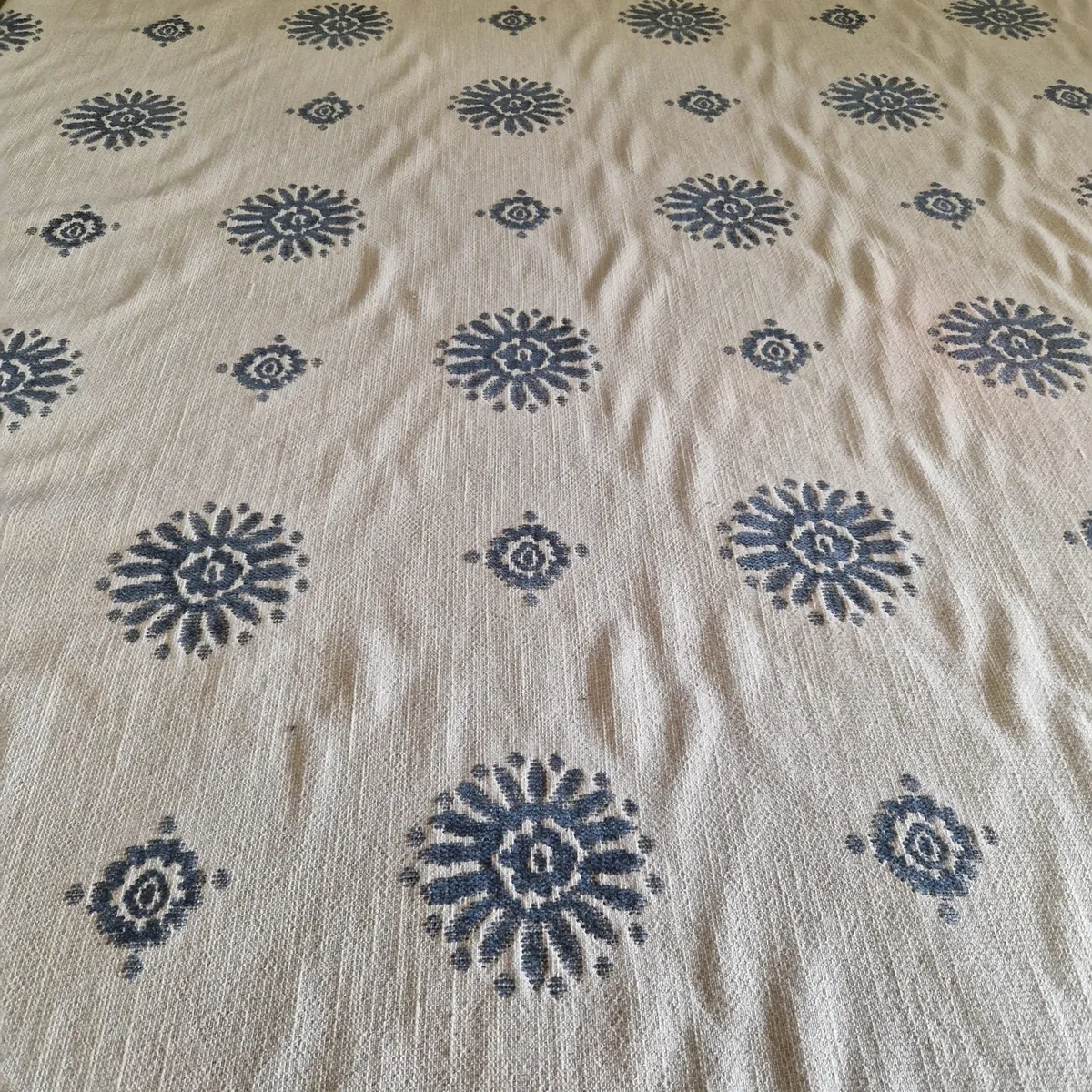 Englischer Möbelstoff in Beige mit blauem Medaillonmuster für Polsterarbeiten und Dekoration