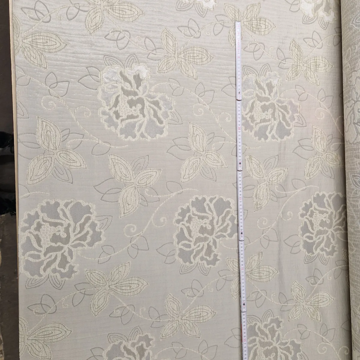 Hochwertiger englischer Manufaktur Stoff als floraler Chenille Polsterstoff in Creme