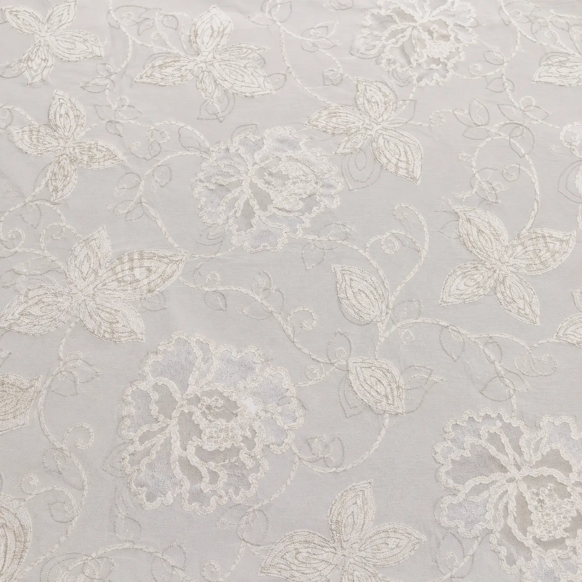 Floraler Polsterstoff Chenille glatt ausgelegt in Weiß und Creme