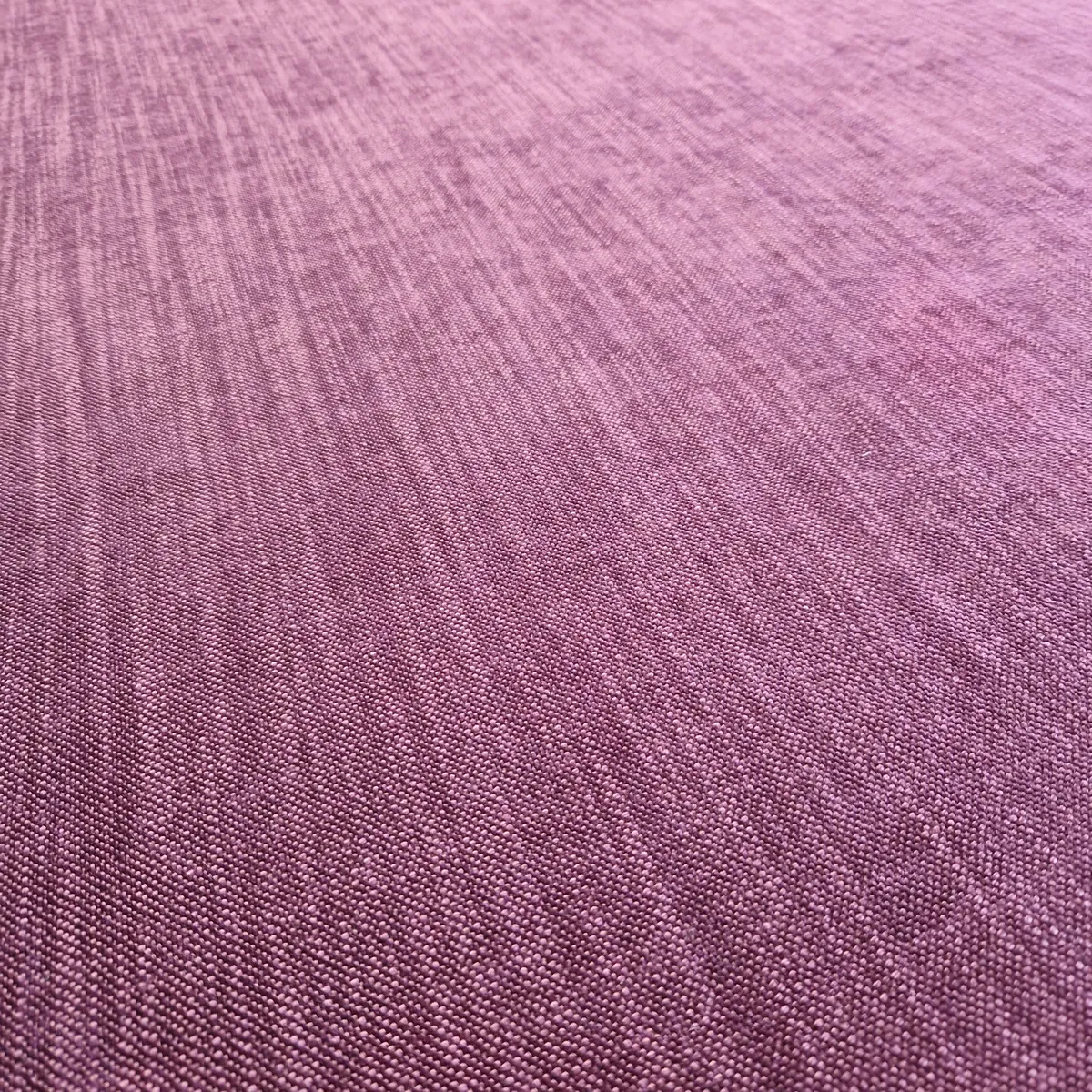 Detailaufnahme von violettem Polsterstoff aus hochwertigem englischen Manufakturstoff