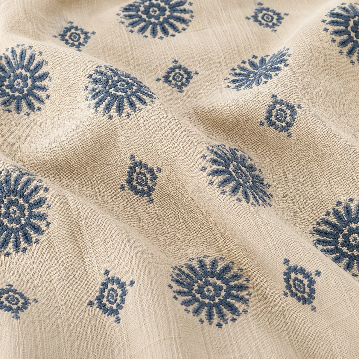 Hochwertiger Möbelstoff in Beige und Blau mit floralen Medaillons in eleganten Stoffwellen