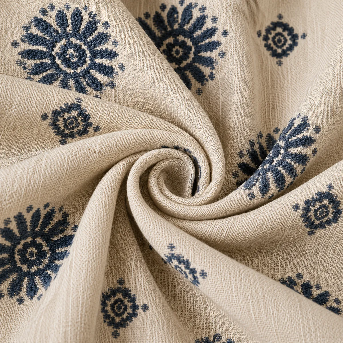 Englischer Manufakturstoff als elegante Stoffspirale mit blauem Medaillonmuster und Leinenstruktur