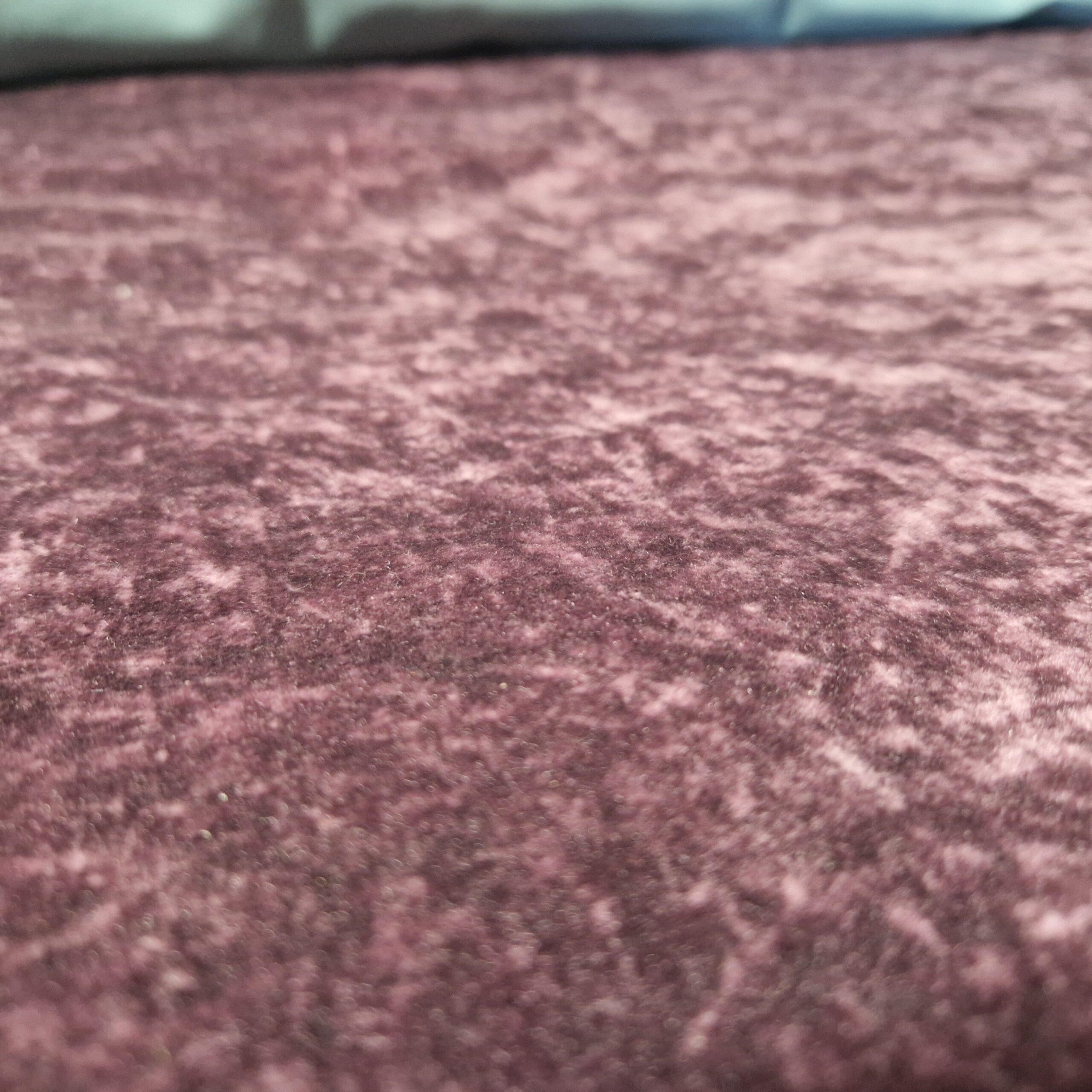 Velours Stoff Violett flach ausgelegt mit hochwertiger Samtstruktur