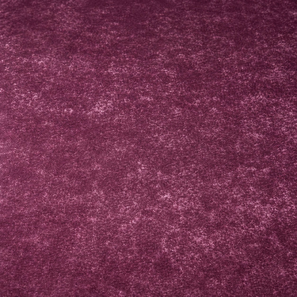 Glatt ausgelegter Velours Stoff in Violett mit samtiger Oberfläche