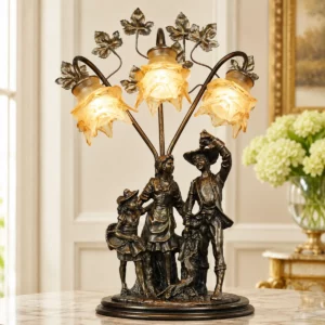 Antike Jugendstil Tischlampe mit Figuren und drei Rosengläsern